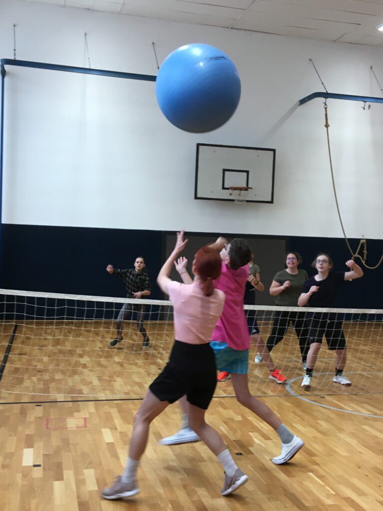 Ohlédnutí za vánočním sportovním kláním (Reportáž o turnaji v bum bác ballu očima Vojty a Lukáše z 8. třídy) Ohlédnutí za vánočním sportovním kláním (Reportáž o turnaji v bum bác ballu očima Vojty a Lukáše z 8. třídy)
