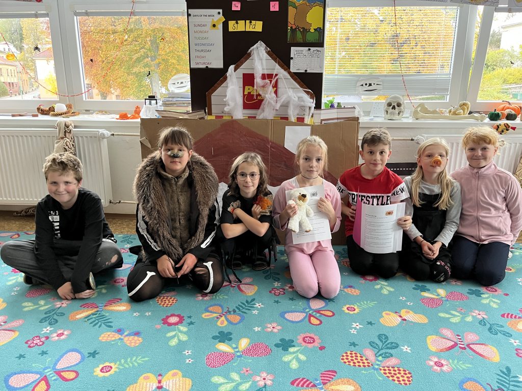 English Drama Club – The Three Little Pigs English Drama Club – The Three Little Pigs