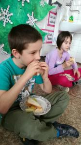 Příprava sendvičů a tradice pití čaje o páté ve druhé třídě 
